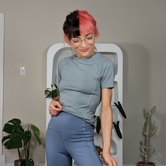 🚫 Clothing Swapped - Athleta Momentum Seamless Tee - Picture 4 of 9